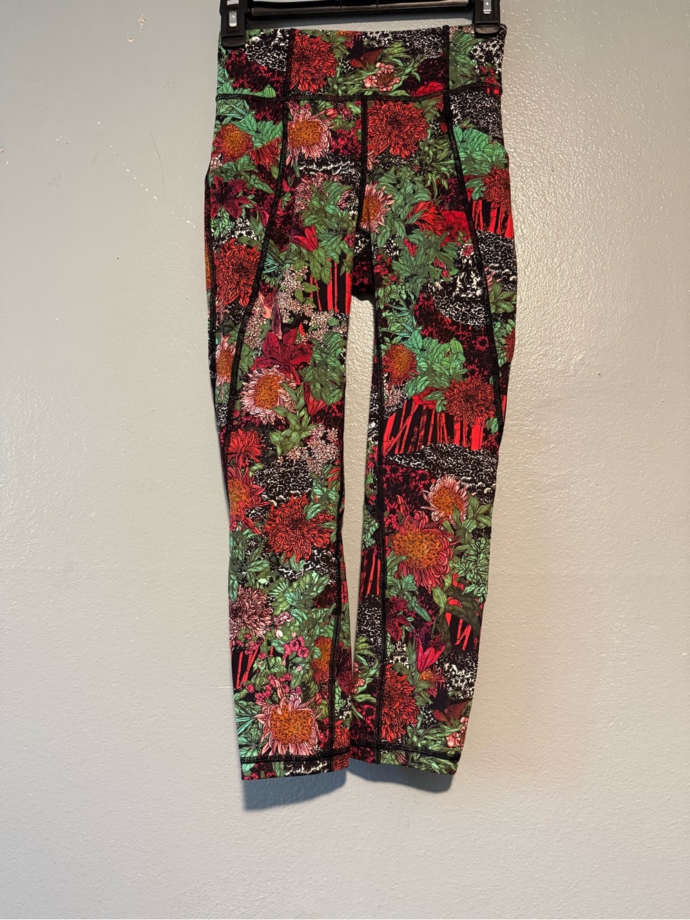 Lululemon Floral High-Rise Leggings - Bold Garden Print size 4 - Picture 6 of 8